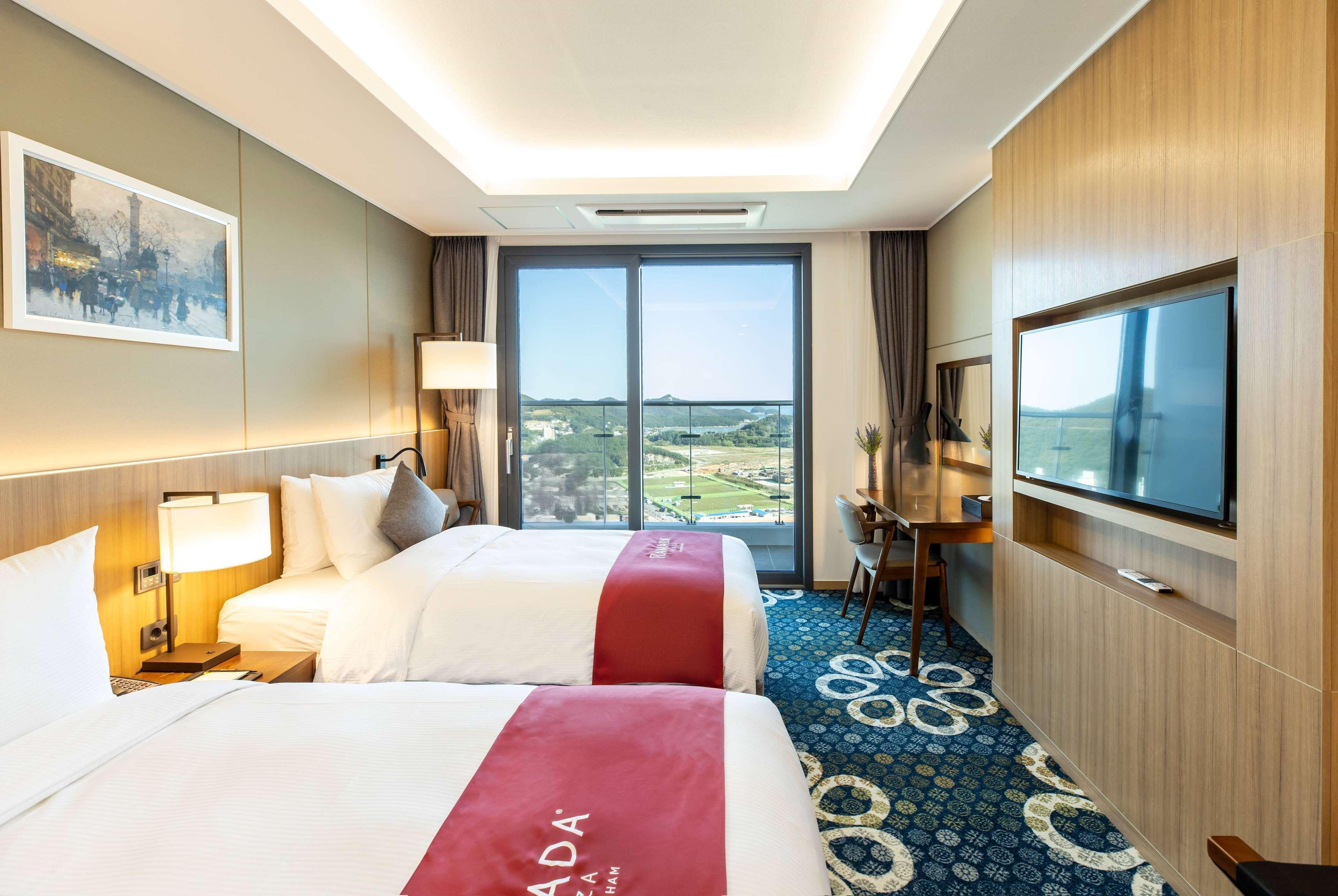 Deluxe, 1 Double and 1 Single Bed, Lateral Side Ocean View
