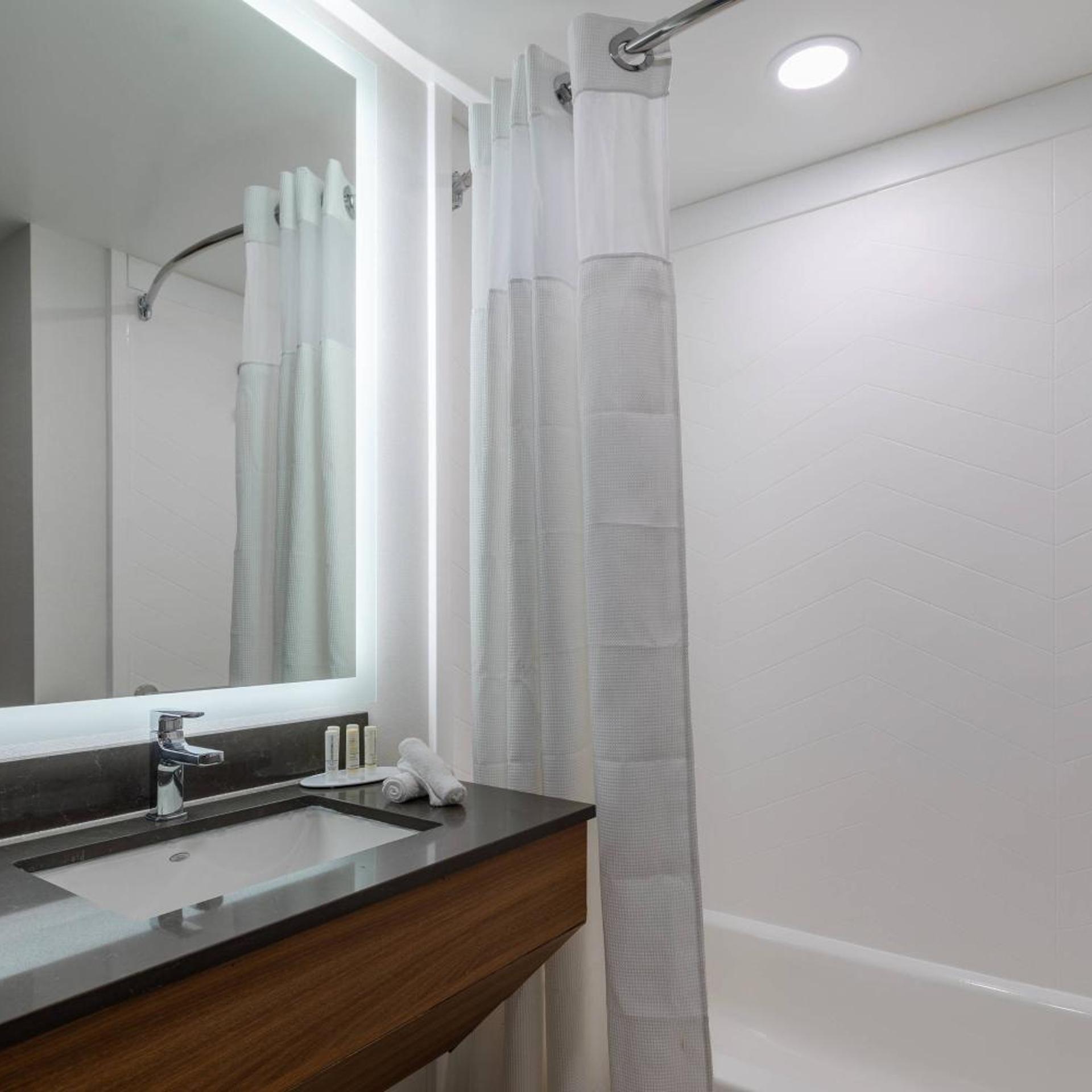 غرفة بسريرين كوين بحوض استحمام لذوي الإعاقة، Fairfield Inn & Suites By Marriott Atlanta Stonecrest 4/4