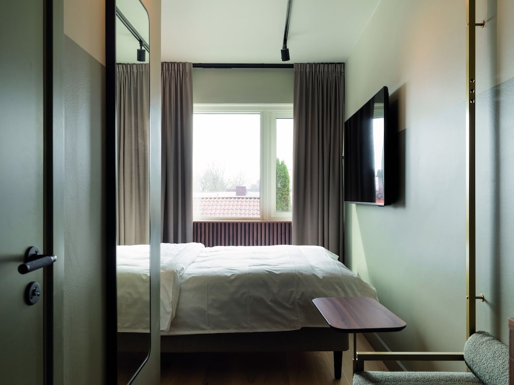 Petite, Double Bed