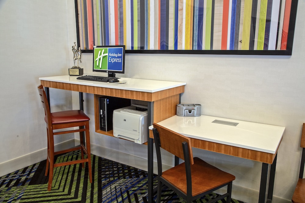 Holiday Inn Express Hotel Suites Clarksville 57/61