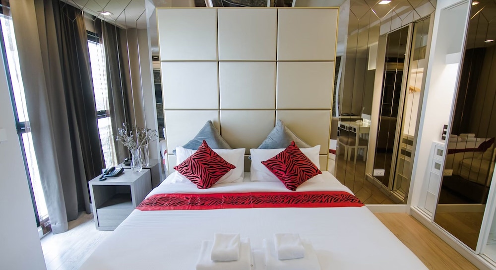 EXECUTIVE, SUITE