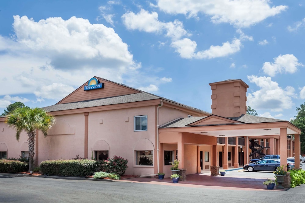 Days Inn By Wyndham Columbia 1/43