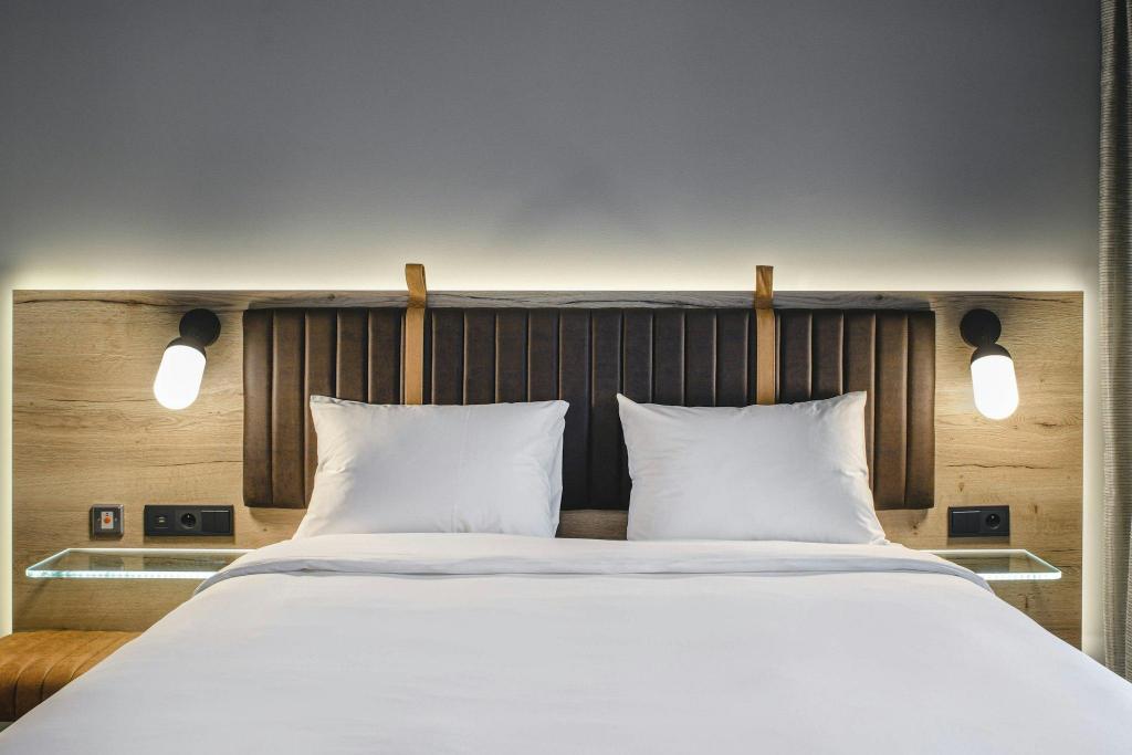 Moxy Sleeper, Guest Room, Queen Bed, Sofa