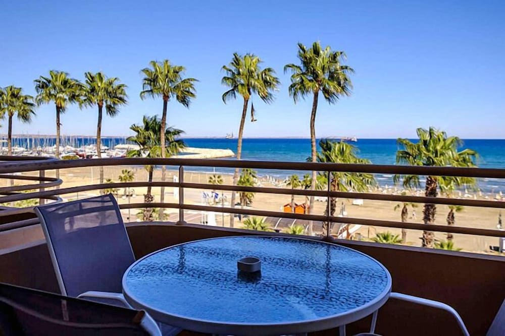 Les Palmiers Beach Hotel 63/69