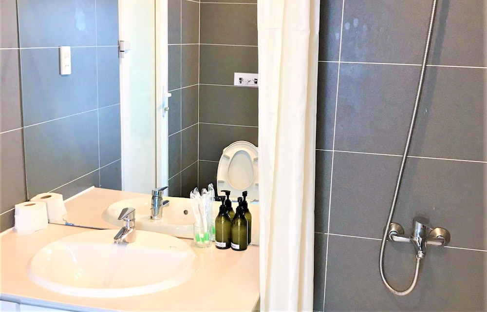 M-H Apartment Hotel 44/50