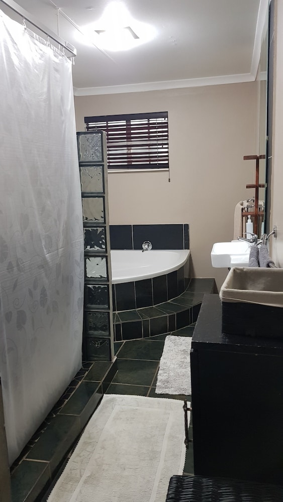 Six Valk Avenue Self Catering Guest House 50/50