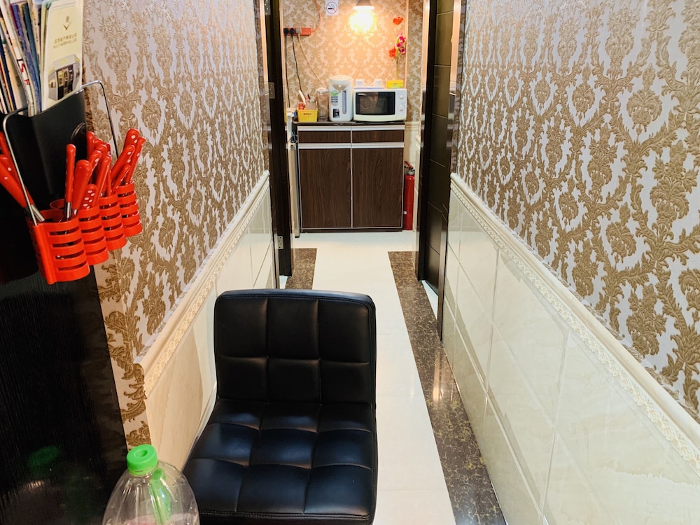 Modern Hotel 28/76
