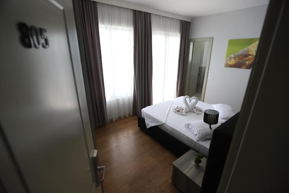PERANDOR BEACH HOTEL 32/64