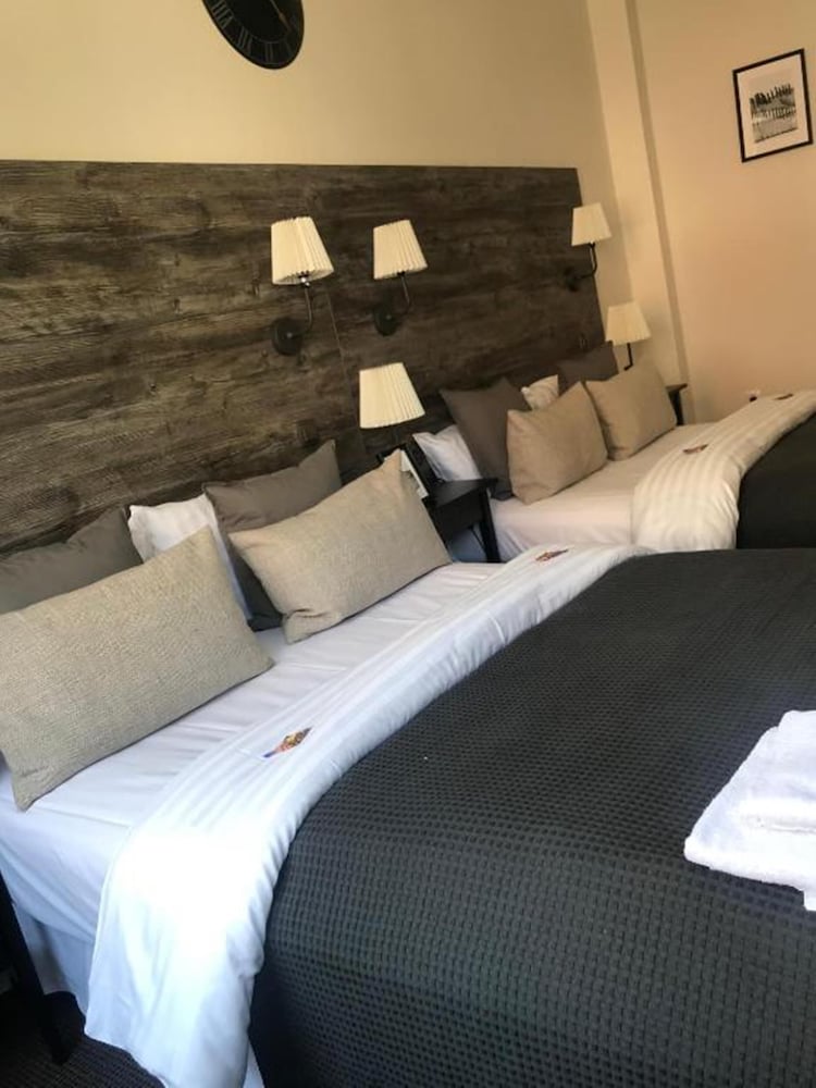 ROOM, QUADRUPLE, SHARED BATHROOM
