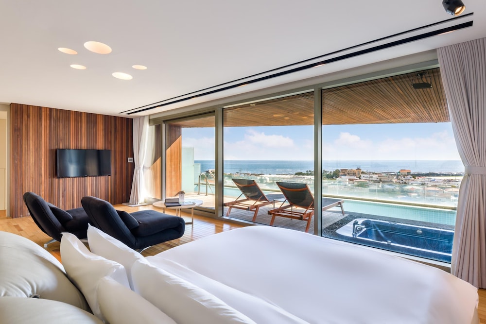 DUPLEX, BAY, SUITE