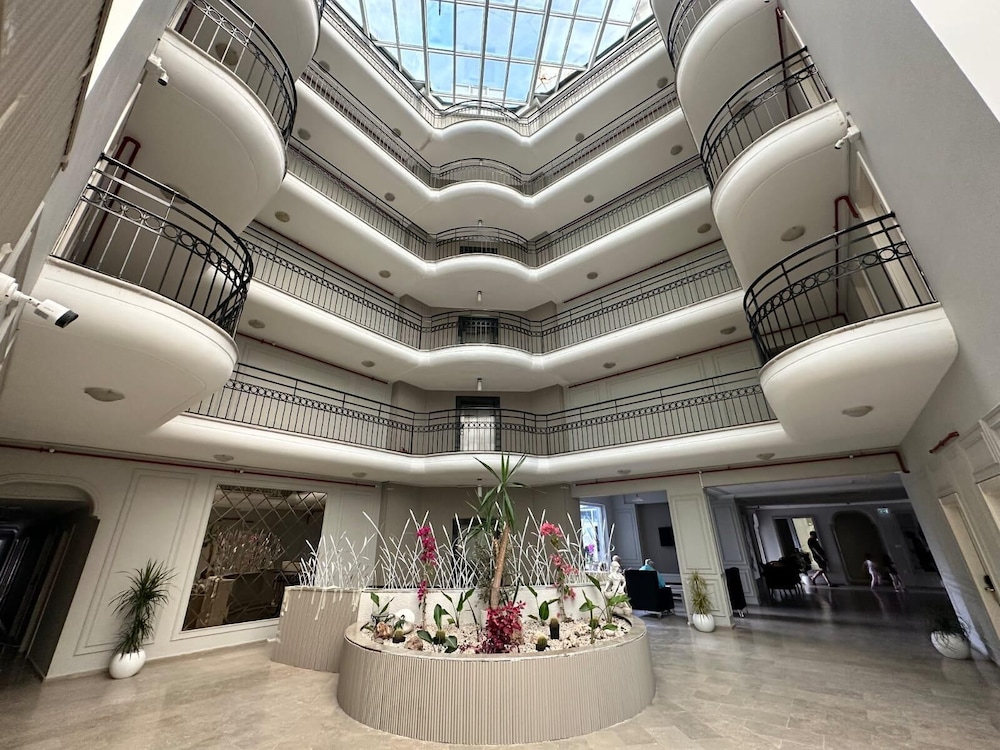 Larissa Inn 8/50