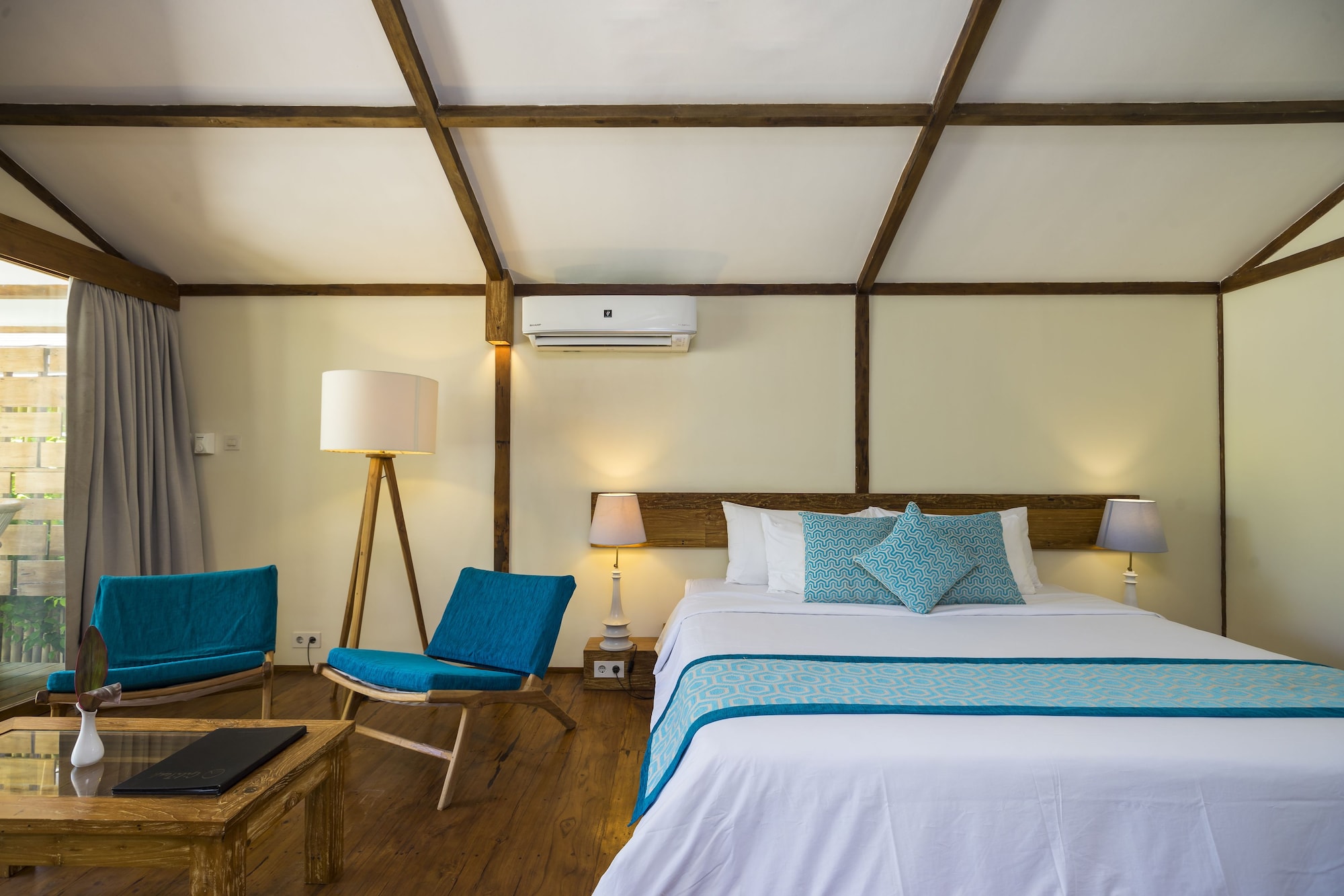 SUPERIOR, KING BED, POOL VIEW, POOL SIDE