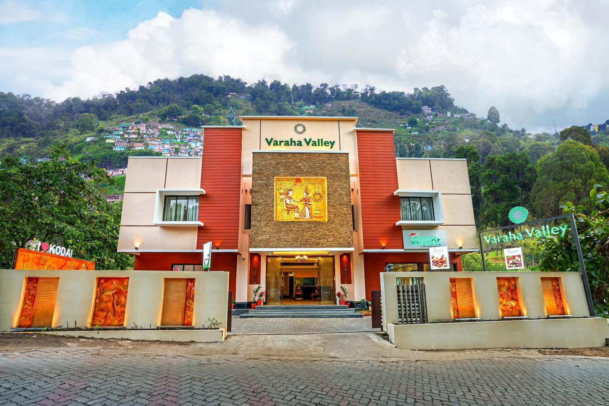 OYO Premium Convent Road BSNL Junction 2/52