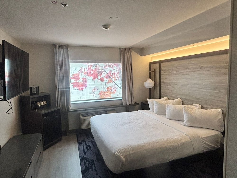 ROOM, KING BED