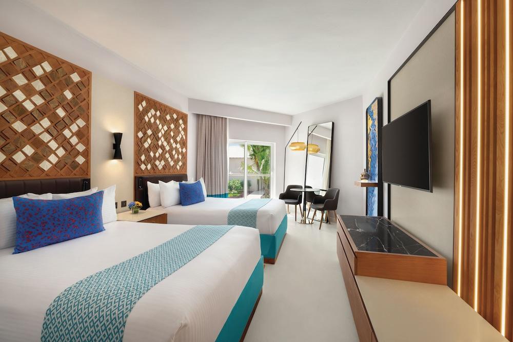 Preferred Club, Swim Out, 2 Queen Beds, Garden View