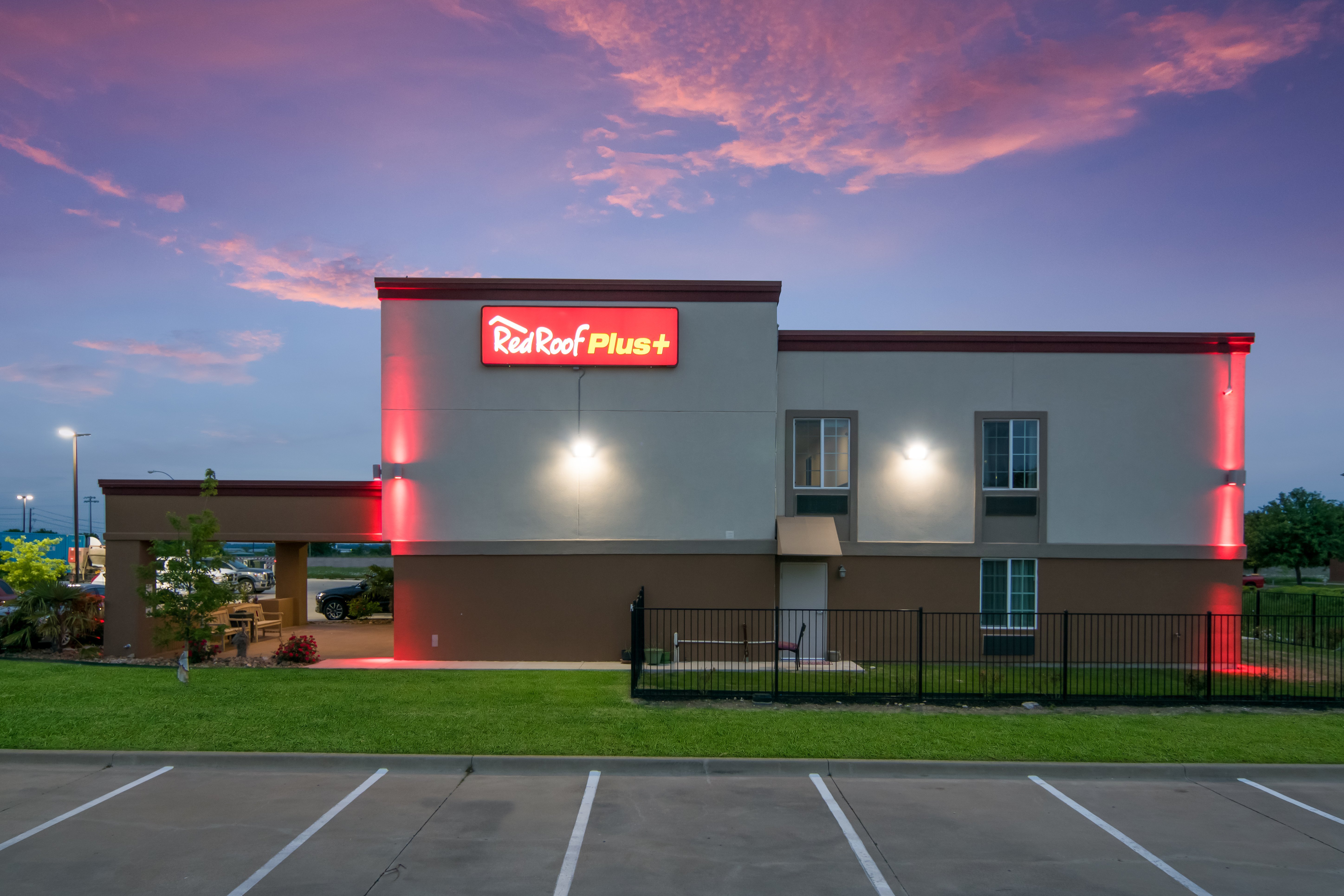 Red Roof Inn Plus+ Fort Worth - Burleson 9/9