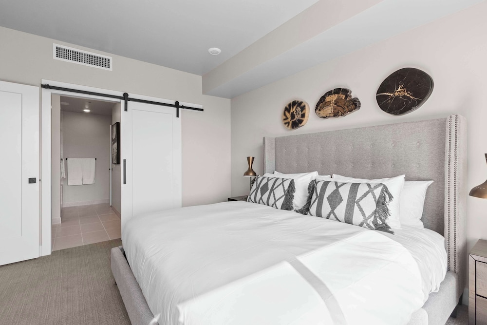 1 BEDROOM, SUITE, KING BED