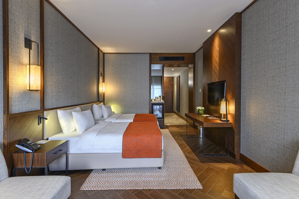 Deluxe Room with Two Single Beds - Pond and Forest View