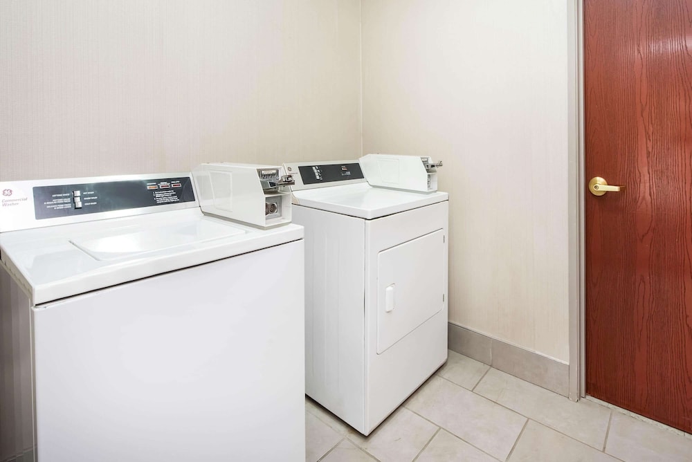 La Quinta Inn & Suites by Wyndham Fairborn Wright-Patterson 24/50