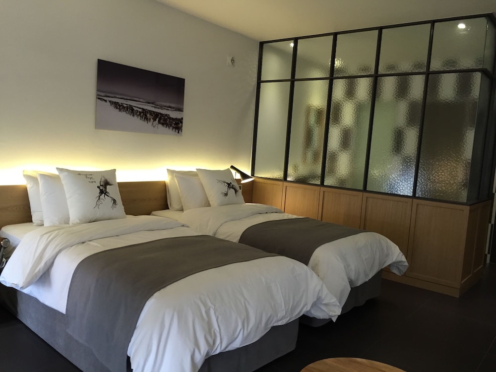 DELUXE, TWIN BEDS
