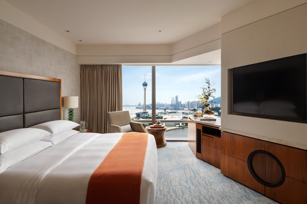 DELUXE, KING BED, TOWER VIEW