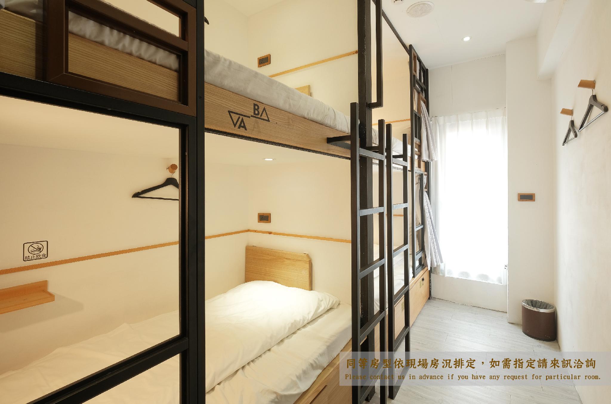 Mixed Dorm, 2 Bunk Beds