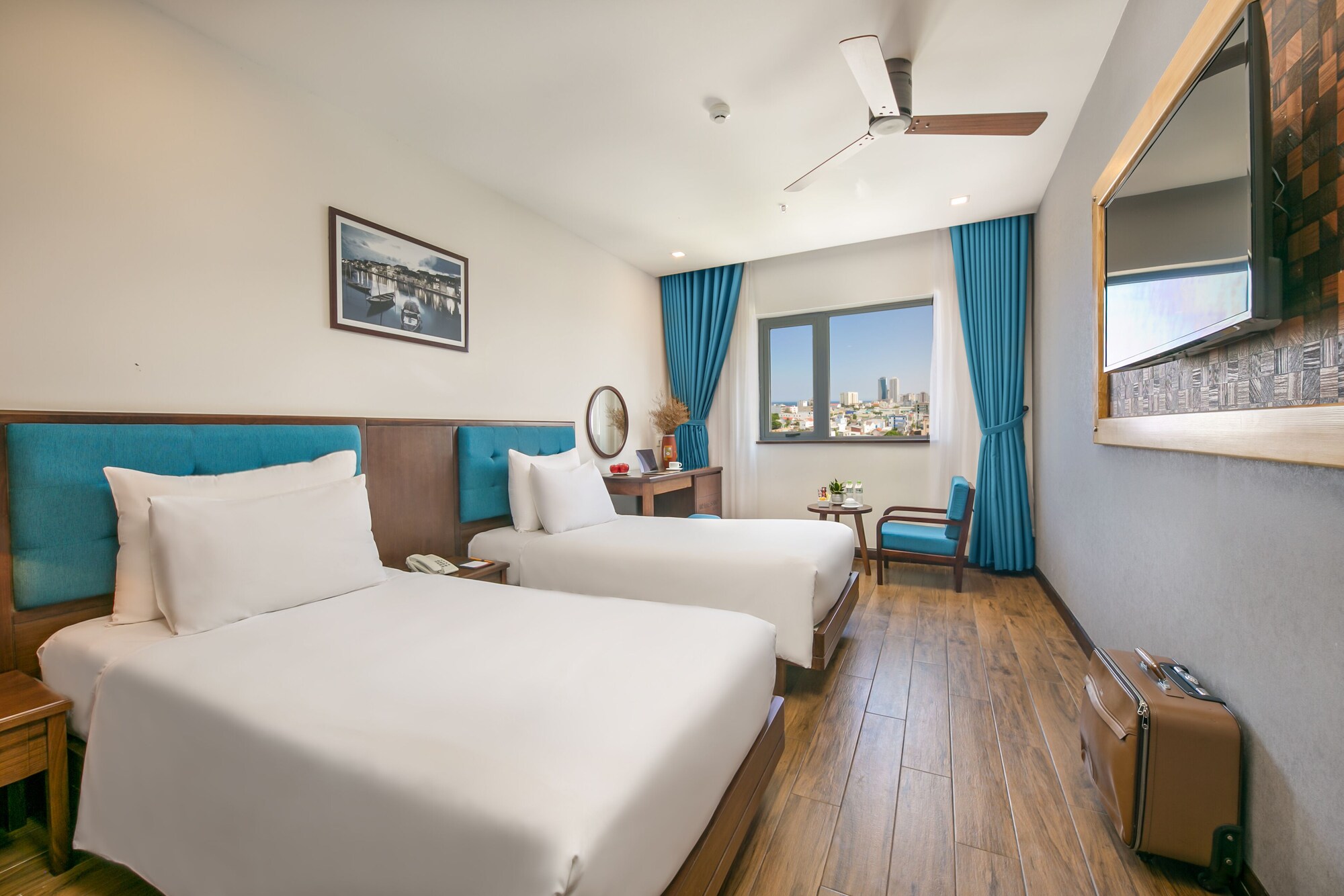 SUPERIOR, TWIN BEDS, CITY VIEW