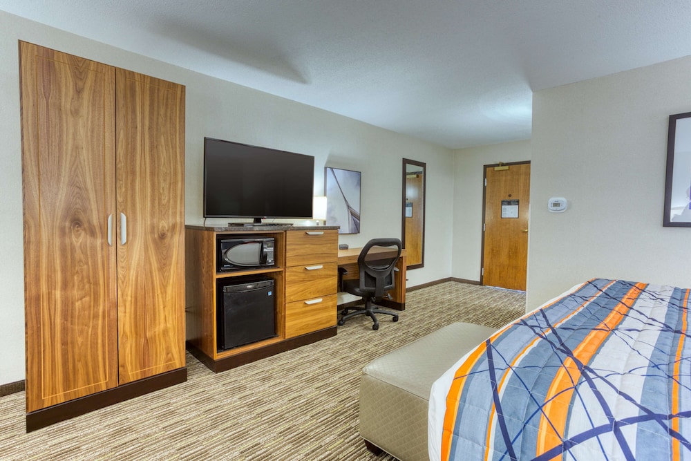 Drury Inn and Suites St Louis Collinsville 11/39