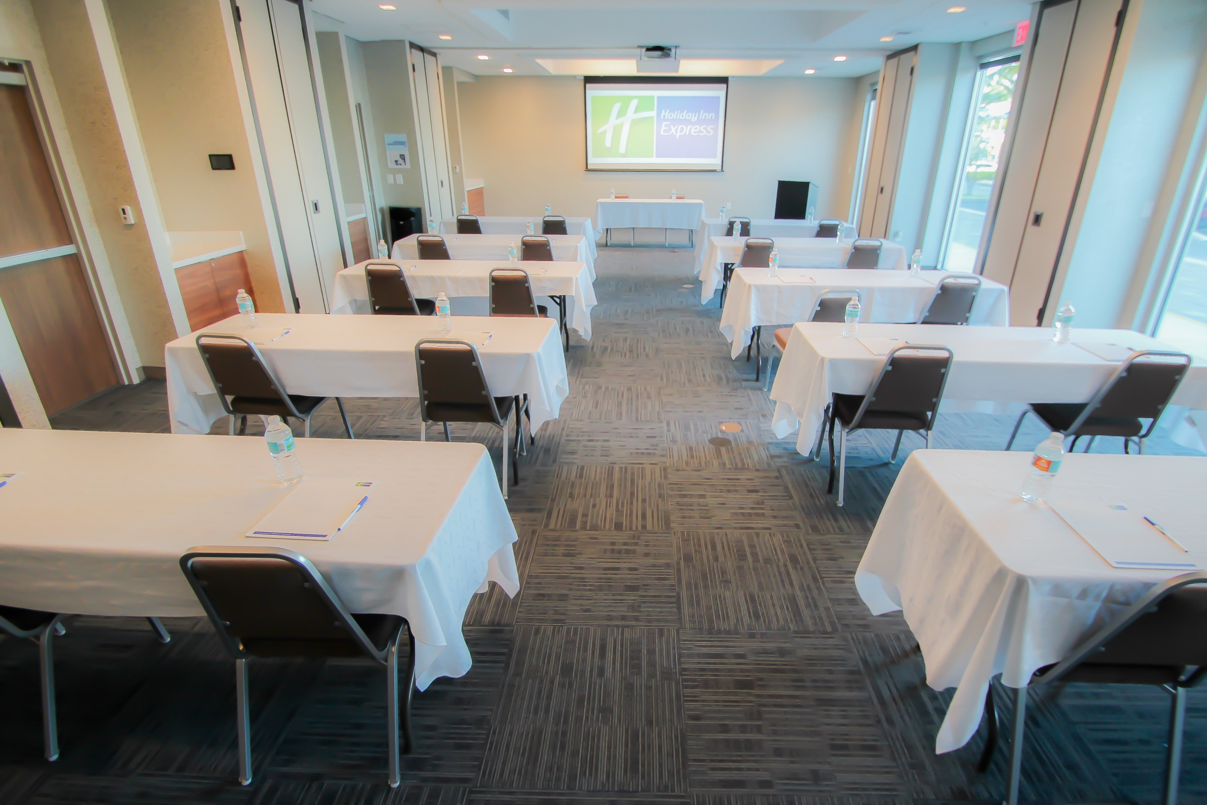 Holiday Inn Express & Suites Miami Airport East 60/69