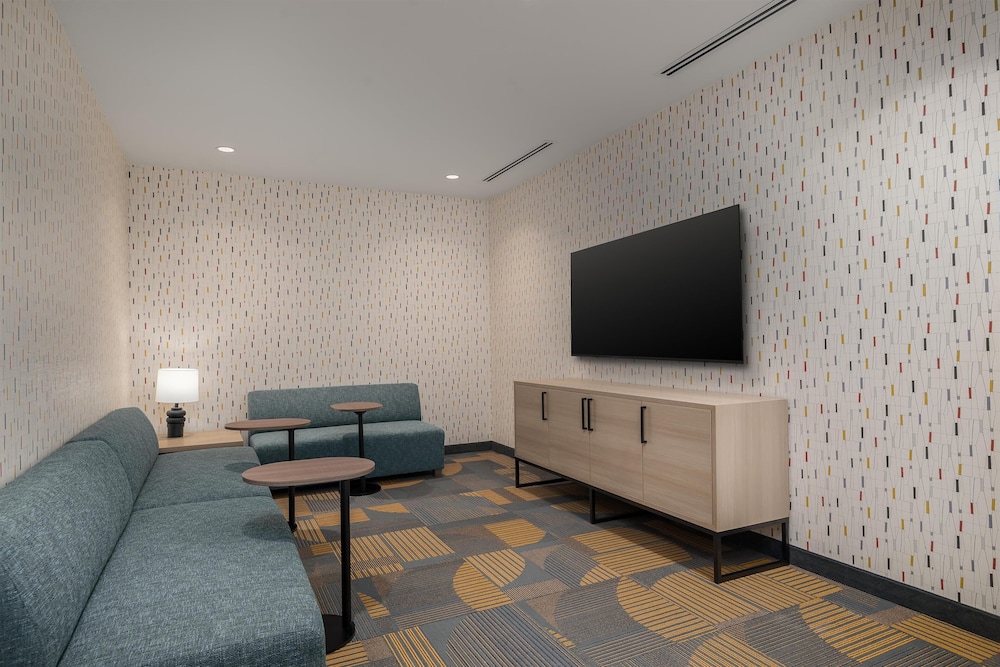 Home2 Suites by Hilton Riverview Tampa 36/54