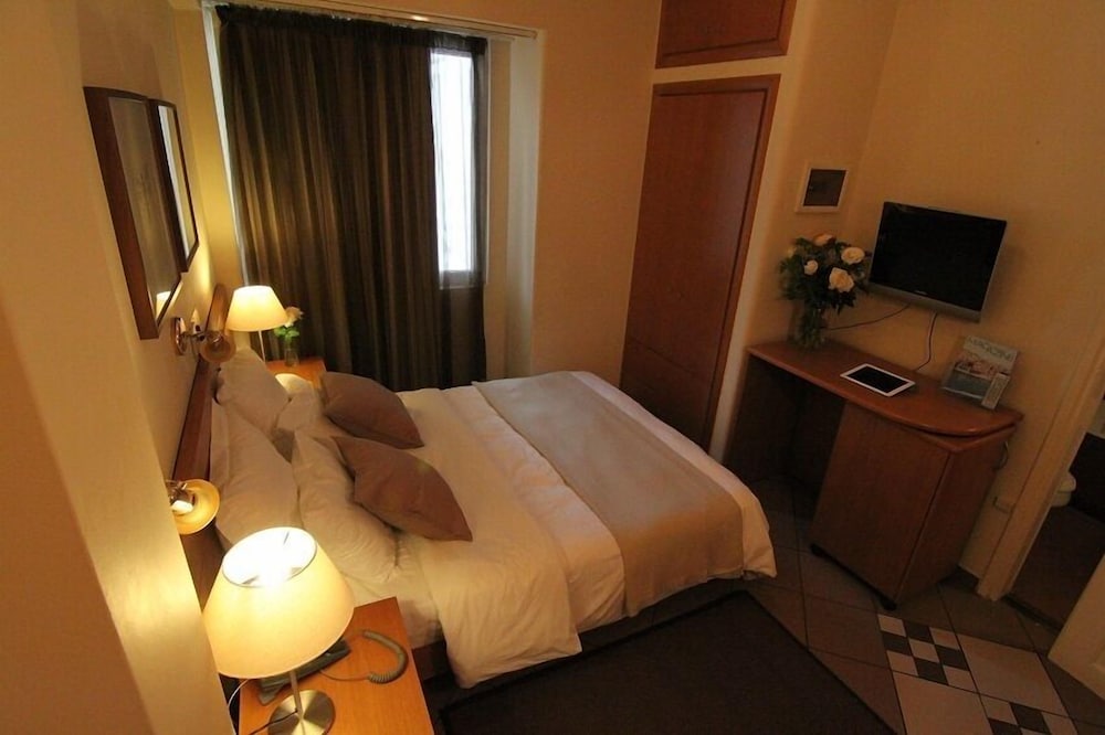 ACHILLION HOTEL 15/42
