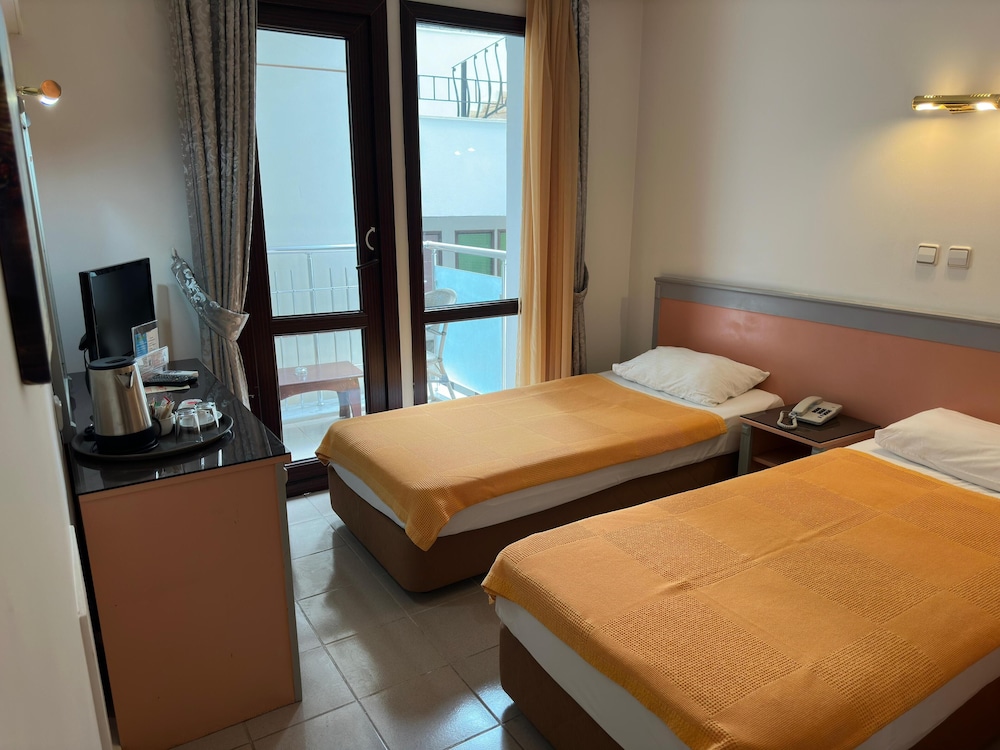 ECONOMY, DOUBLE OR TWIN BED