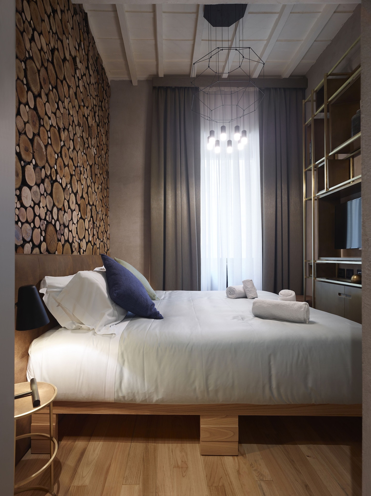DELUXE, KING BED