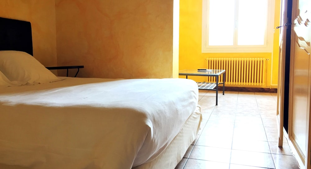HOTEL LE CLEMENT V 31/66