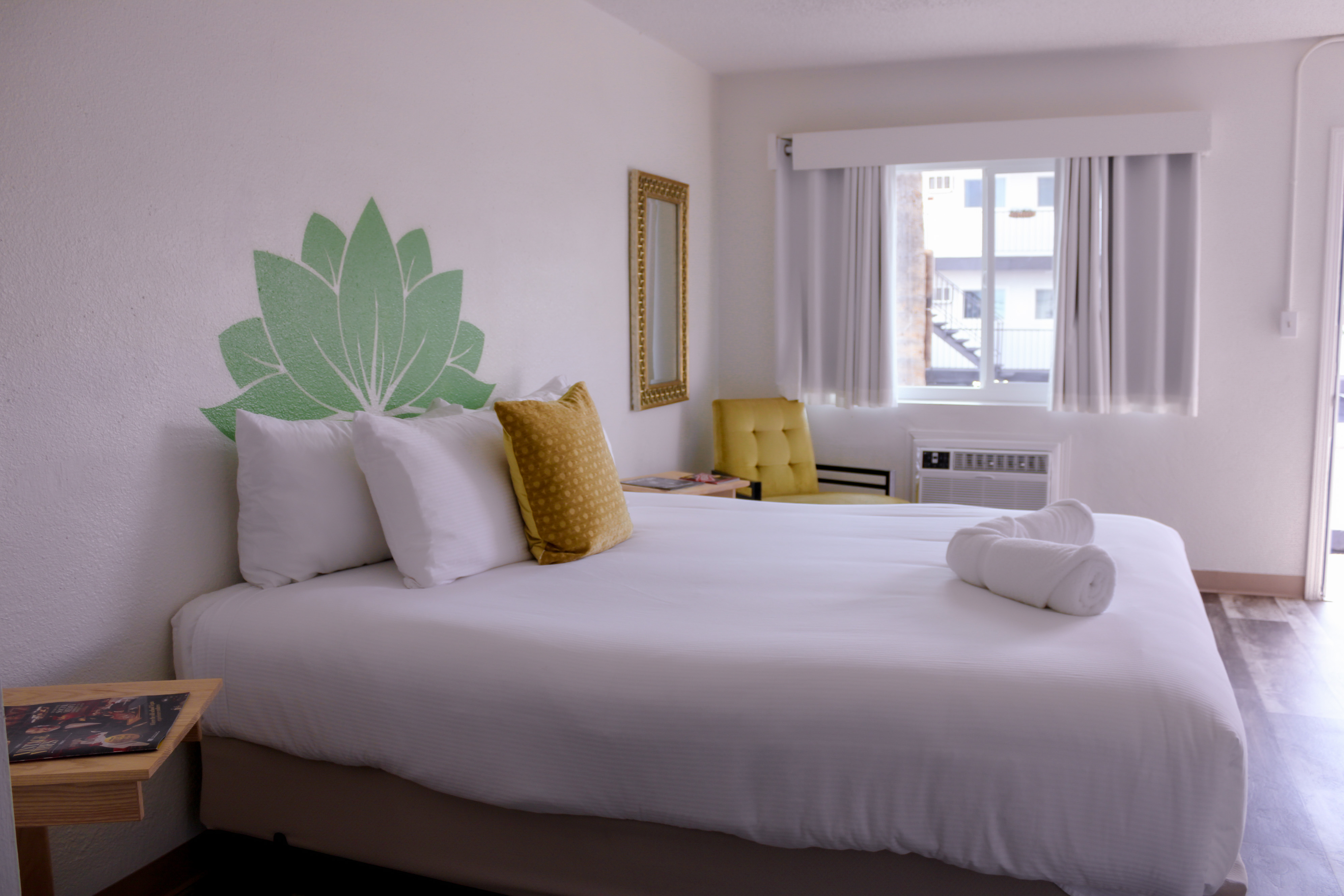 DELUXE, KING BED