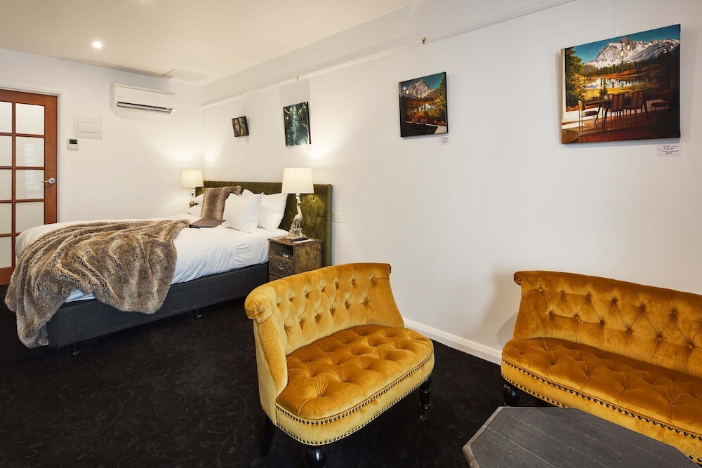 Farmers Arms Art Motel 36/44
