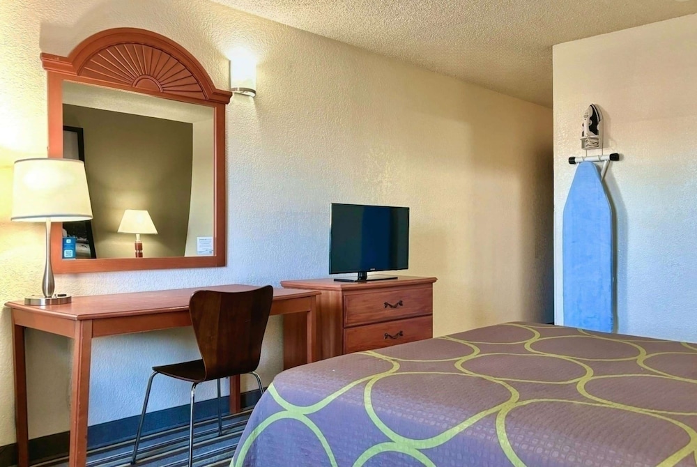 Super 8 by Wyndham Colorado Springs/Afa Area 17/19