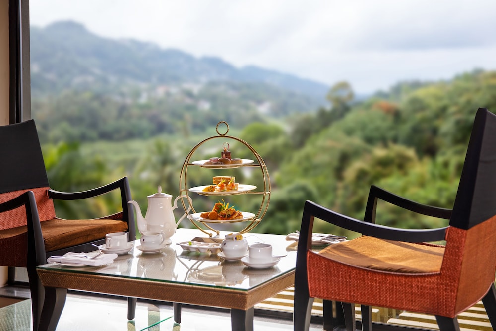 Earls Regency Hotel 30/43