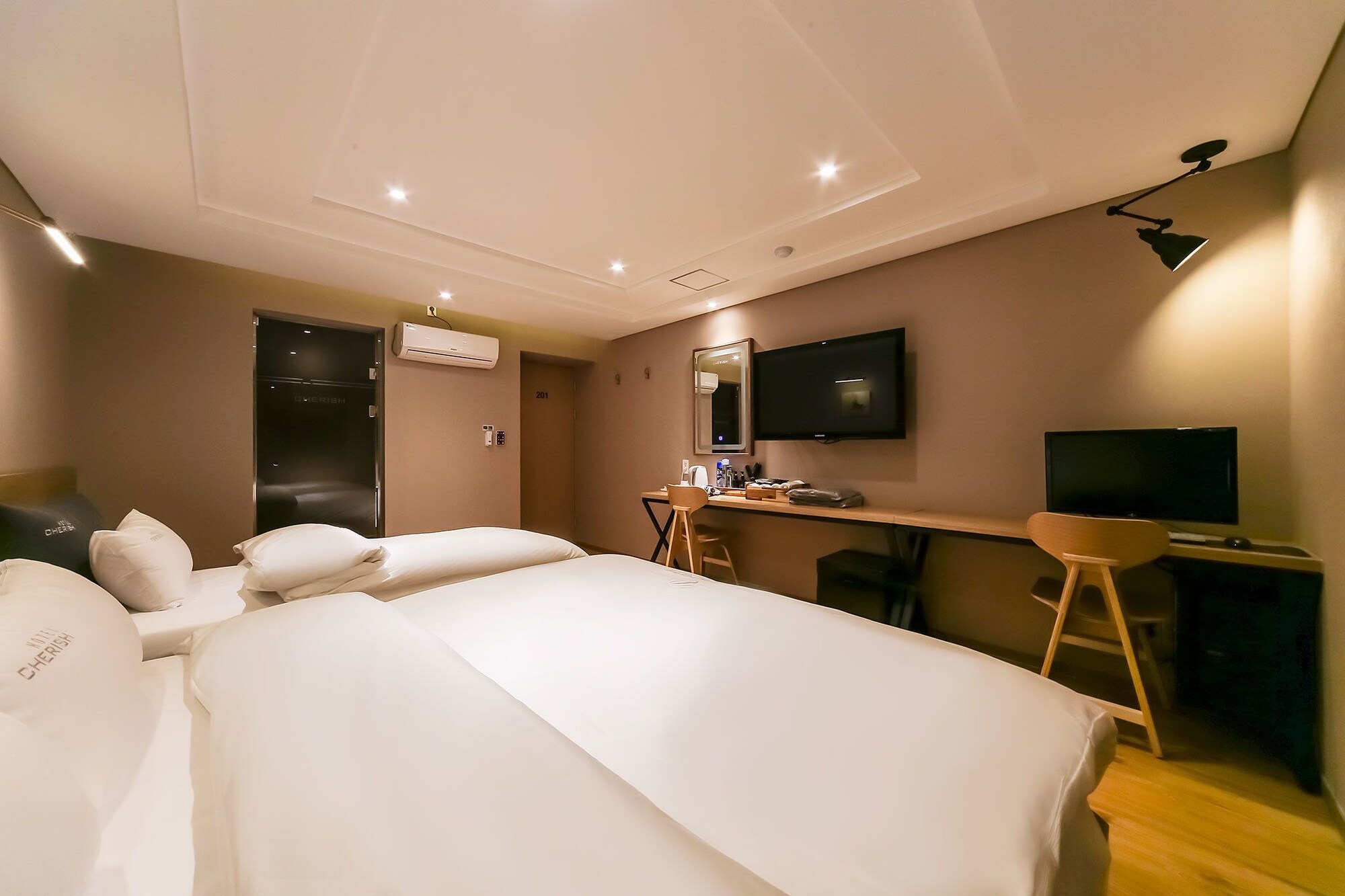 DELUXE, TWIN BEDS