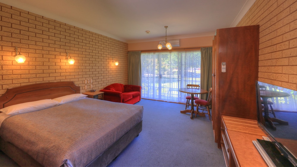 Barrass John Bright Motor Inn 12/43