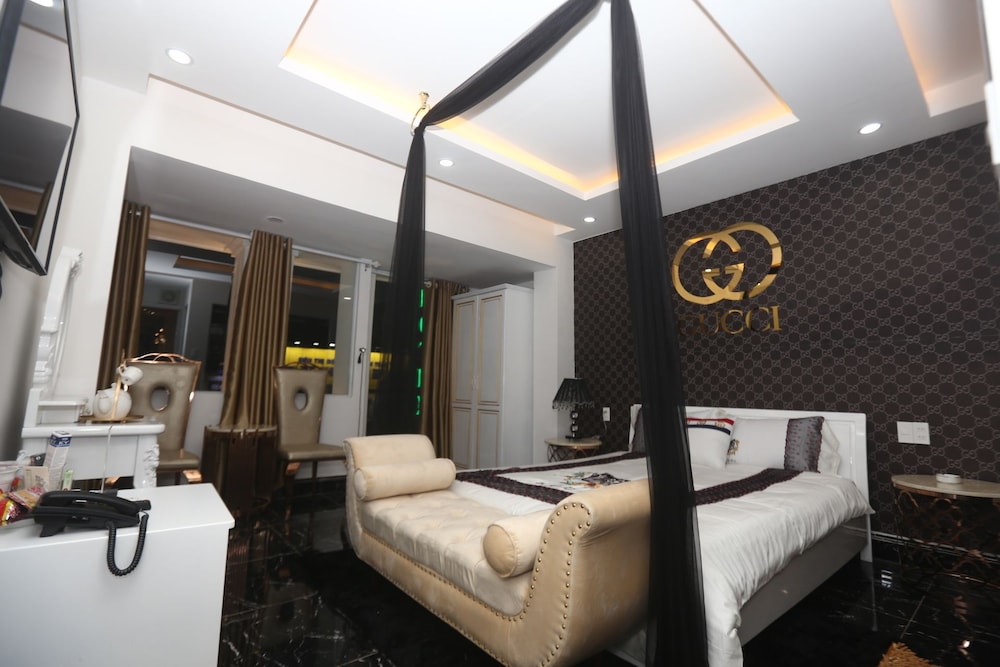STUDIO, SUITE