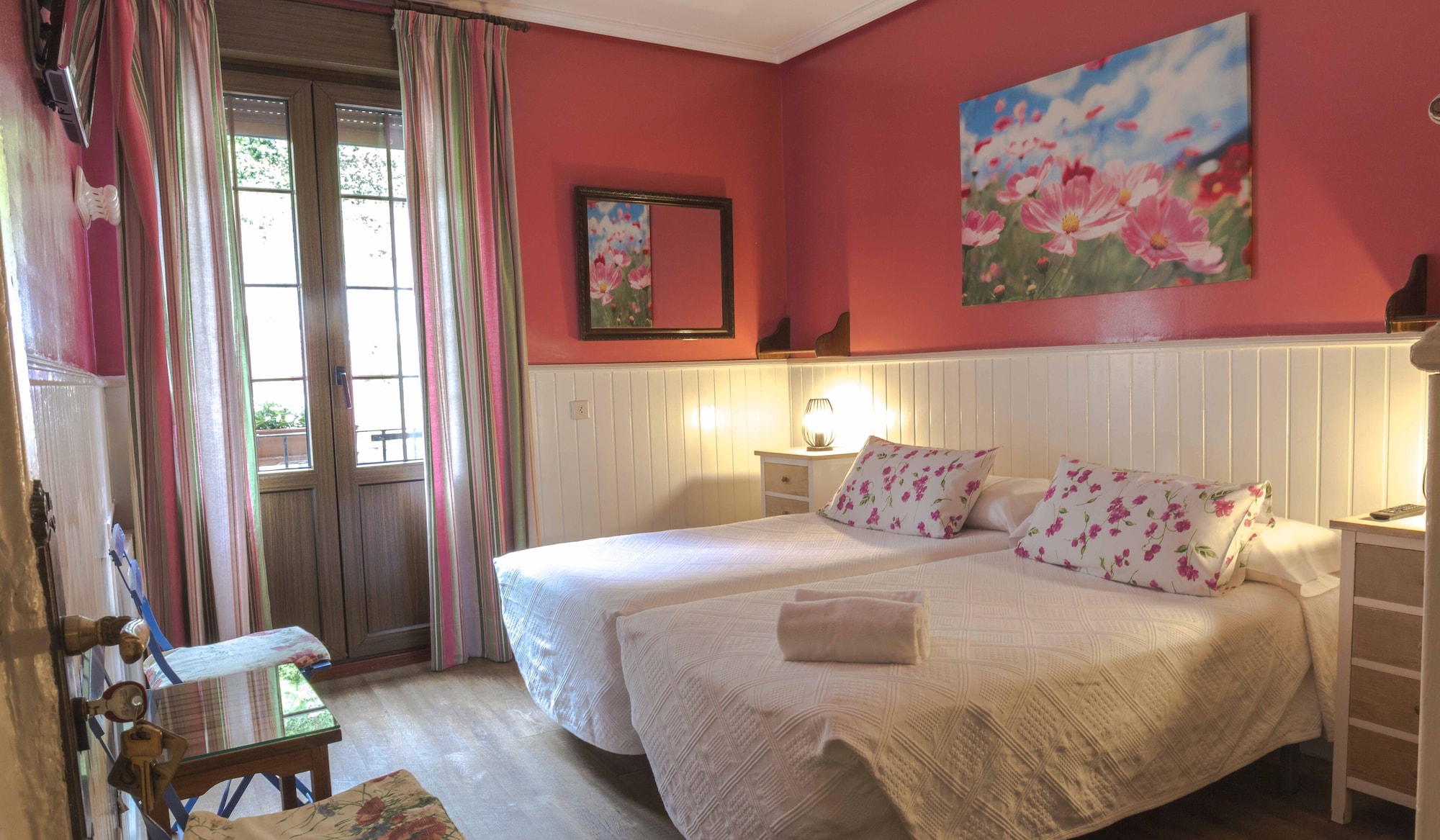 ROOM, DOUBLE OR TWIN BED