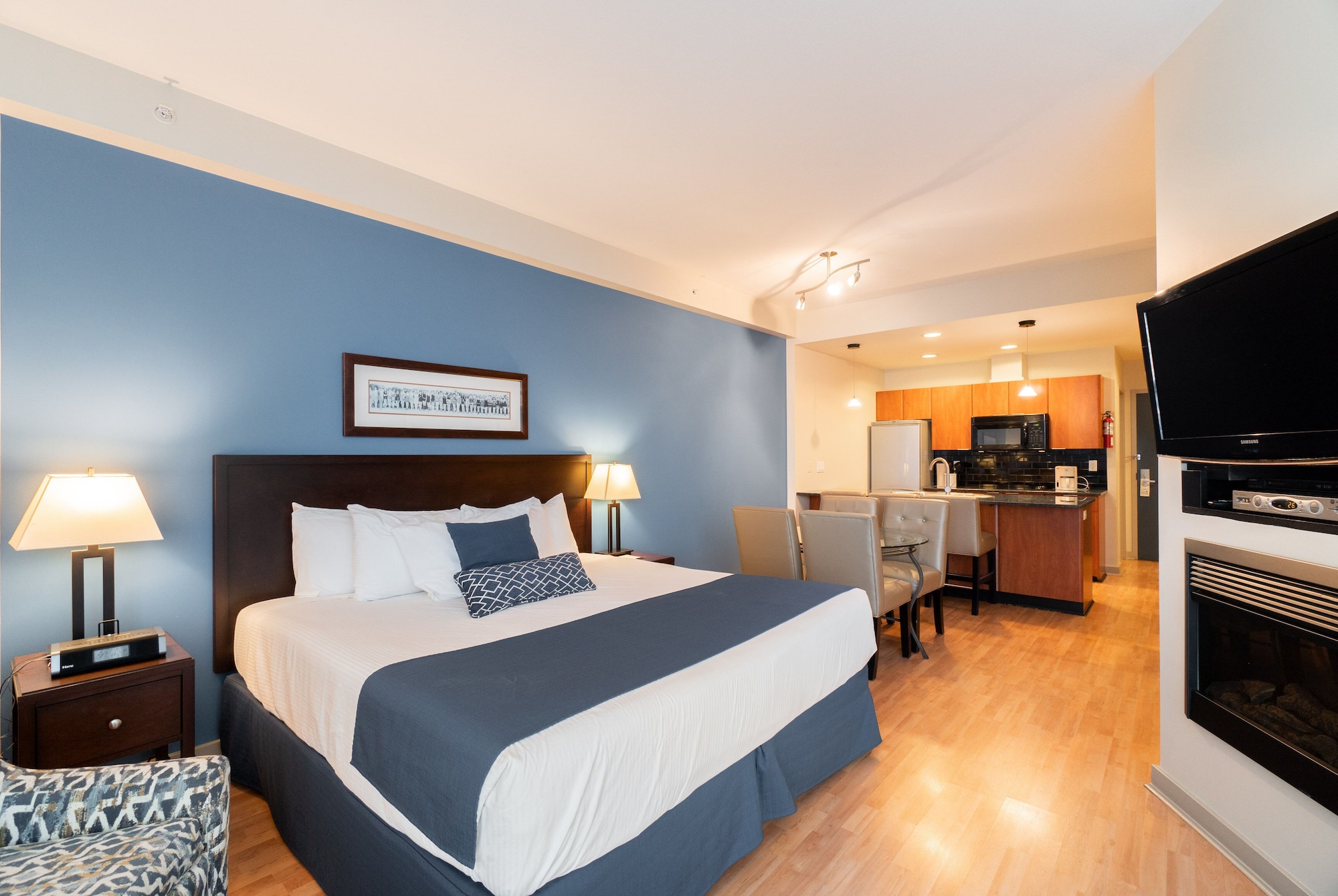STUDIO, KING BED
