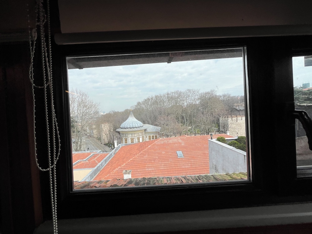 LE SAFRAN SUITE 50/50