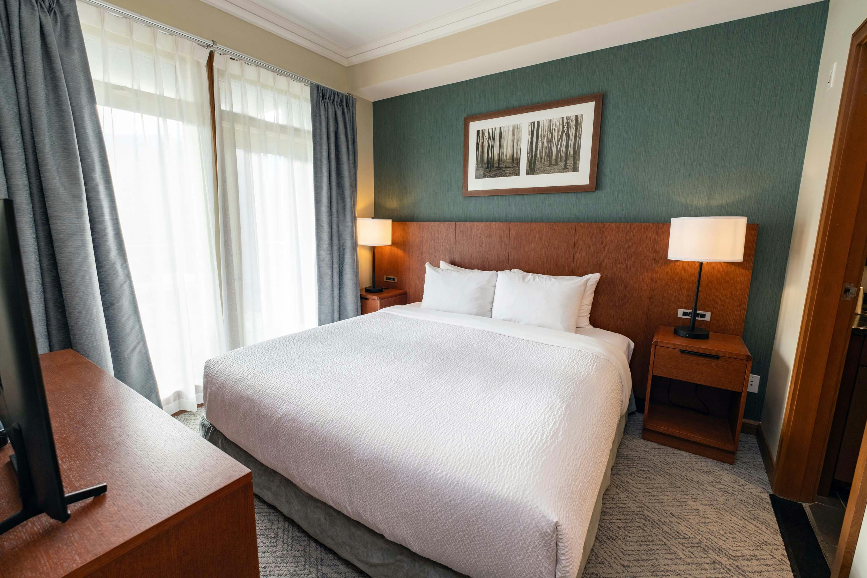 1 Bedroom, Premium, Suite, King Bed, 2 Sofa, Den