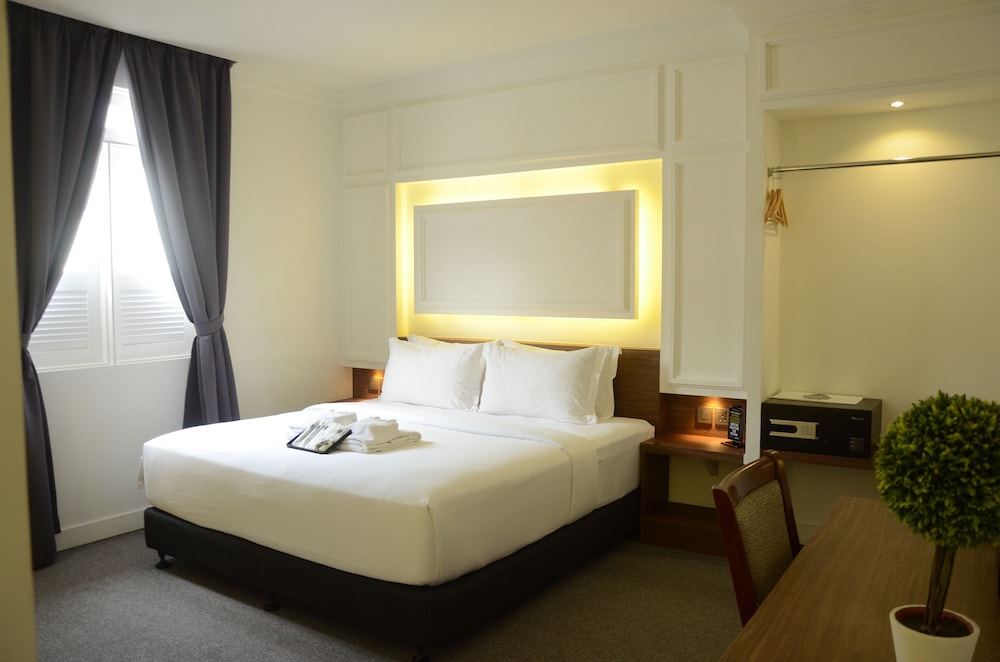 DELUXE, KING BED