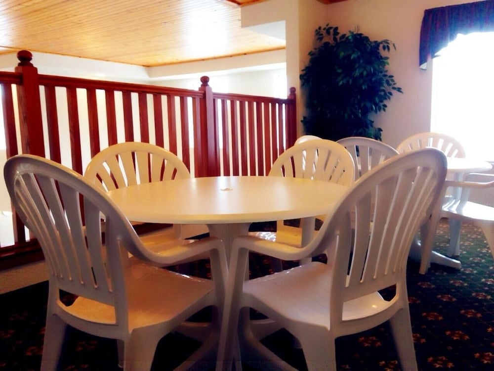 Grandstay Residential Suites Hotel - Sheboygan 57/69
