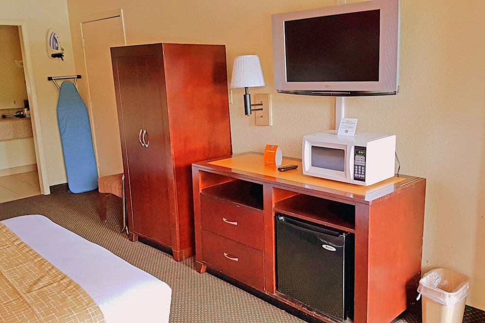 Travelodge by Wyndham Houston Hobby Airport 34/38