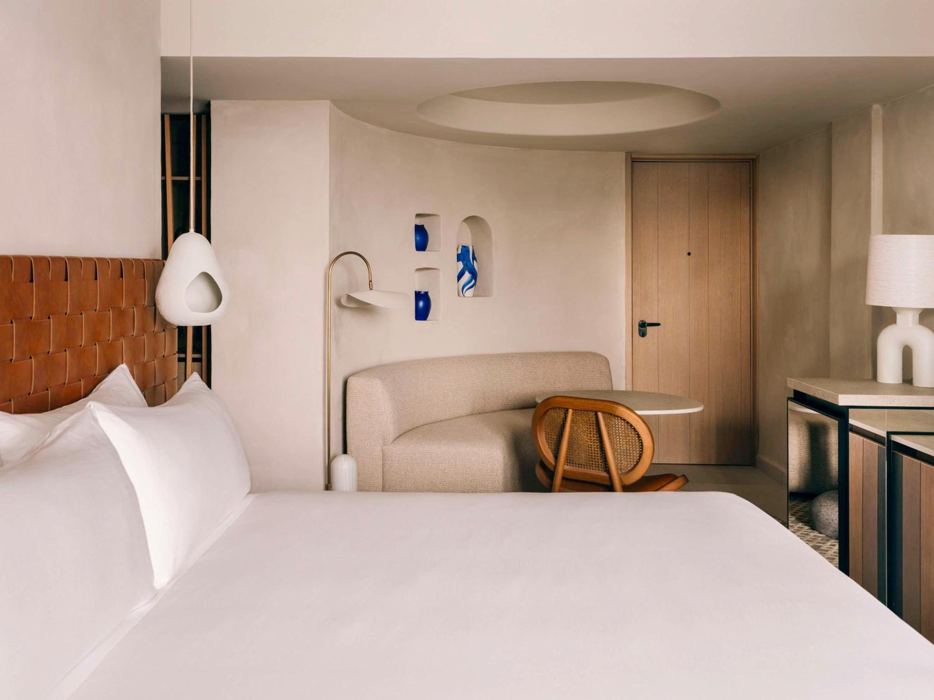 DELUXE, KING BED, ACCESSIBLE