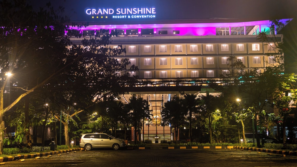 Grand Sunshine Resort and Convention 9/77